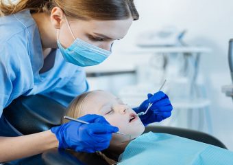 نیاز کودک به دندانپزشکی با آرامبخشی | بهترین ایمپلنت اصفهان