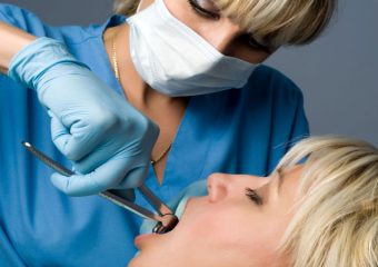 ابزارهای دندانپزشکی مورد استفاده در کشیدن دندان | بهترین دندانپزشک اصفهان