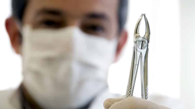جراحی ریشه باقی مانده در لثه | بهترین دندانپزشک اصفهان