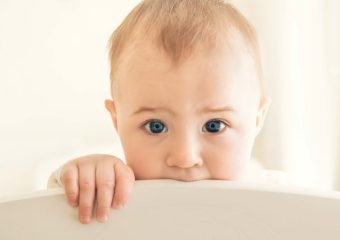 عوامل تغییر رنگ دندان در نوزادان و کودکان | بهترین دندانپزشک اصفهان