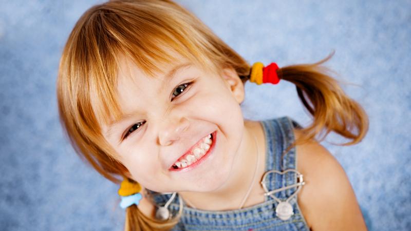 رمزایای نخ کشیدن اصولی دندان های کودکان | بهترین دندانپزشک اصفهان