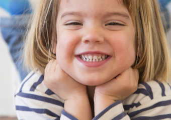 مزایای نخ کشیدن اصولی دندان های کودکان | بهترین دندانپزشک اصفهان