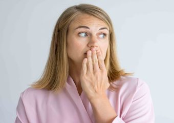 پیشگیری از ایجاد بوی بد دهان بعد از کاشت ایمپلنت | بهترین دندانپزشک اصفهان