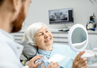 مقایسه ایمپلنت یا دنتور برای سالمندان | بهترین دندانپزشک اصفهان