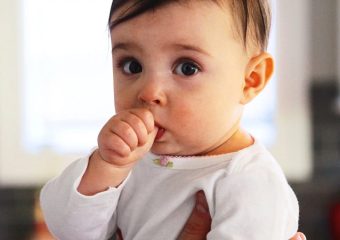 اقداماتی برای پیشگیری از انگشت مکیدن کودک | بهترین دندانپزشک زیبایی اصفهان