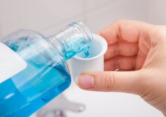 آموزش مصرف دهانشویه | بهترین دندانپزشک زیبایی اصفهان