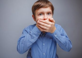 دلایل ایجاد بوی بد دهان کودک یا هالیتوز | بهترین دندانپزشک اصفهان