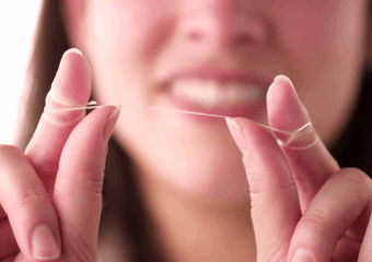 رابطه نخ دندان و خونریزی لثه | بهترین دندانپزشک زیبایی اصفهان