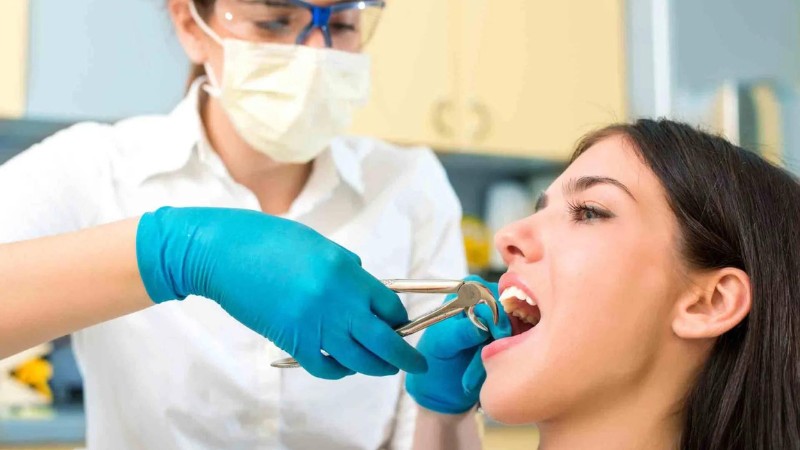 عوارض نکشیدن به موقع دندان عقل | بهترین دندانپزشک زیبایی اصفهان | دکتر ندا مکانیک