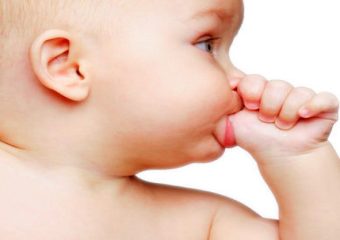 آیا مکیدن انگشت توسط کودک ضرر دارد؟ | بهترین دندانپزشک اصفهان - بهترین ایمپلنت اصفهان - بهترین دندانپزشک زیبایی اصفهان - بهترین دندانپزشک کودکان اصفهان