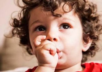 علت انگشت خوردن کودکان | بهترین دندانپزشک اصفهان - بهترین ایمپلنت اصفهان - بهترین دندانپزشک زیبایی اصفهان - بهترین دندانپزشک کودکان اصفهان