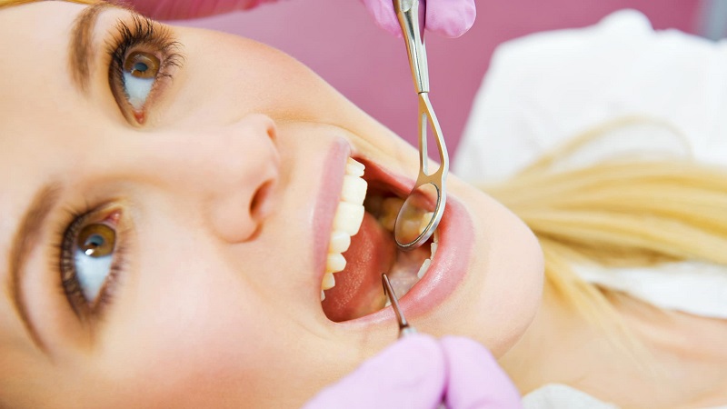 مدت انتظار بین عصب‌کشی و روکش دندان | بهترین دندانپزشک زیبایی اصفهان | دکتر ندا مکانیک