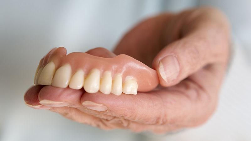 مزایا و معایب دندان مصنوعی ژله ای تکه ای | بهترین دندانپزشک زیبایی اصفهان | دکتر ندا مکانیک
