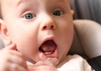 ارتباط تب کردن و دندان درآوردن نوزاد | بهترین ایمپلنت اصفهان | دکتر ندا مکانیک