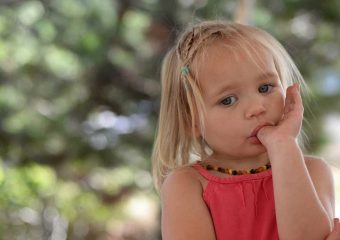 اقداماتی برای مکیدن انگشت شست توسط کودک | بهترین ایمپلنت اصفهان | دکتر ندا مکانیک