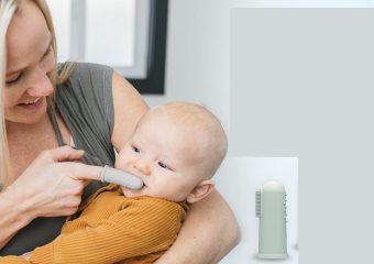 مراحل استفاده از ‌مسواک انگشتی برای کودک |بهترین ایمپلنت اصفهان | بهترین دندانپزشک زیبایی اصفهان | دکتر ندا مکانیک