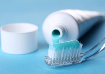 بهترین ایمپلنت اصفهان | اهمیت خمیر دندان مخصوص لمینت سرامیکی | بهترین دندانپزشک زیبایی اصفهان | دکتر ندا مکانیک