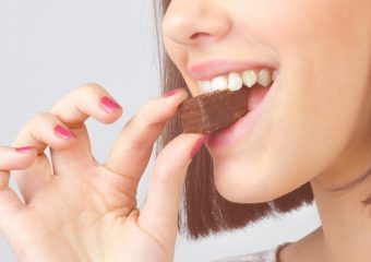 بهترین ایمپلنت اصفهان | بهترین دندانپزشک زیبایی اصفهان | جایگزین های مسواک زدن بعد غذا خوردن | بهترین دندانپزشک اصفهان | دکتر ندا مکانیک