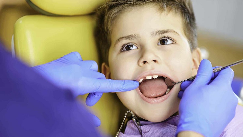 روش‌های ترمیم دندان‌های شیری با مواد زیست‌سازگار و پایدار | بهترین دندانپزشک کودکان اصفهان | دکتر ندا مکانیک