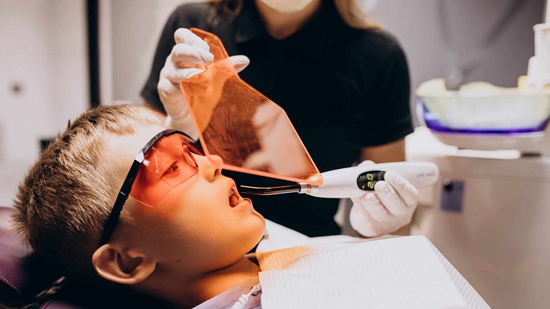 بهترین ایمپلنت اصفهان | بهترین دندانپزشک زیبایی اصفهان | مزایا و محدودیت‌های استفاده از لیزر در دندانپزشکی کودکان | بهترین دندانپزشک کودکان اصفهان | دکتر ندا مکانیک