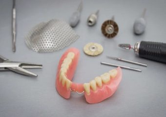 بهترین ایمپلنت اصفهان | بهترین دندانپزشک زیبایی اصفهان | مقایسه روش‌های ترمیم و بازسازی دندان‌های تخریب‌شده | بهترین دندانپزشک زیبایی اصفهان | دکتر ندا مکانیک