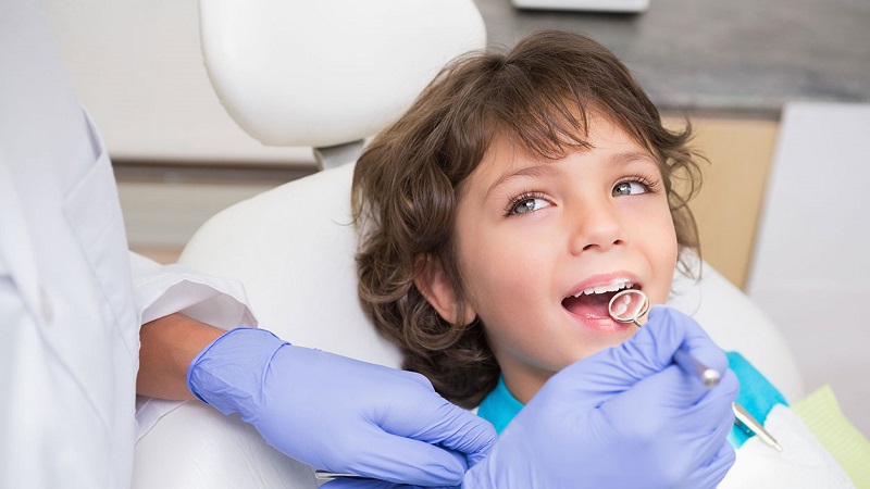 کاهش اضطراب و درد با بی‌حسی دیجیتال در دندانپزشکی کودکان | بهترین دندانپزشک کودکان اصفهان | دکتر ندا مکانیک