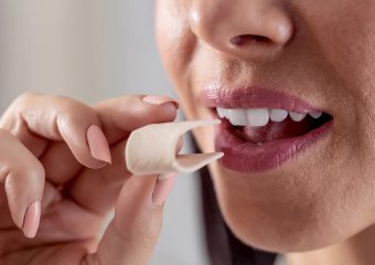 بهترین ایمپلنت اصفهان | بهترین دندانپزشک اصفهان | رابطه جویدن آدامس با تمیزی دندان‌ها | بهترین دندانپزشک اصفهان | دکتر ندا مکانیک