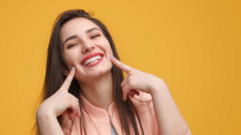 اهمیت سلامت لثه در خلق لبخند جذاب | بهترین دندانپزشک زیبایی اصفهان | دکتر ندا مکانیک