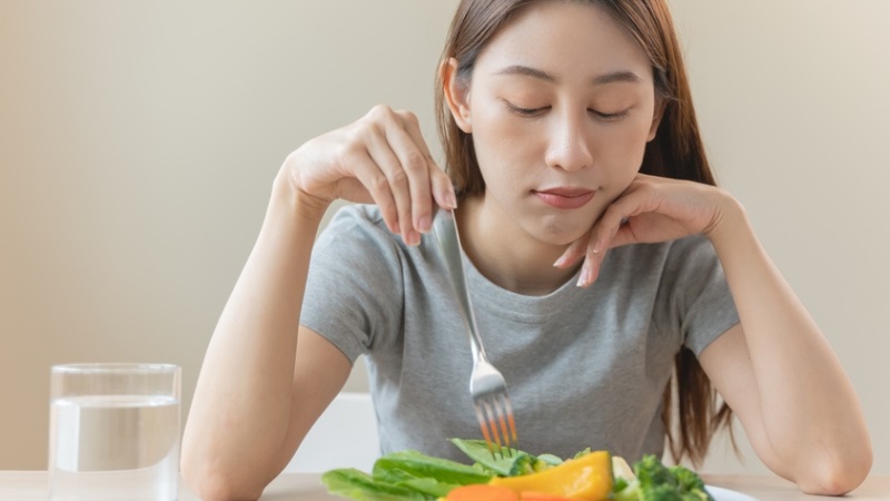 نشانه‌ها و پیشگیری از اختلالات خوردن در نوجوانی | بهترین دندانپزشک زیبایی اصفهان | دکتر مکانیک | بهترین دندانپزشک اصفهان | بهترین دندانپزشک کودکان اصفهان | دکتر ندا مکانیک