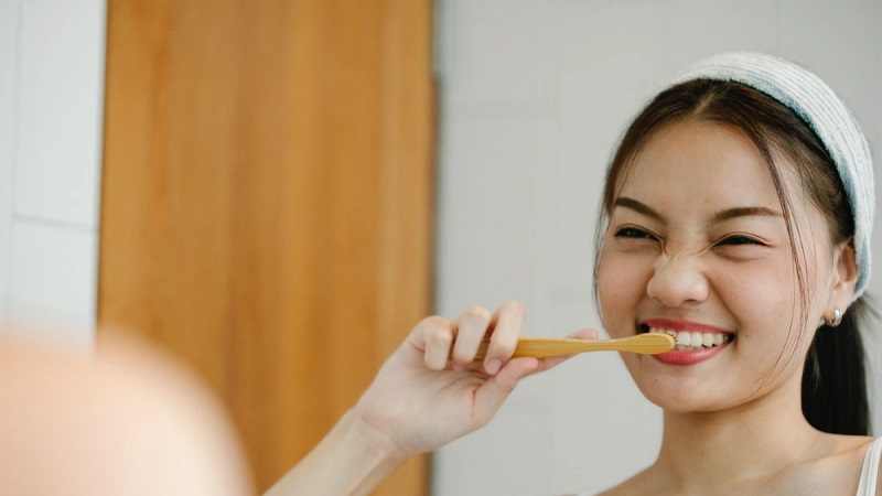 پوسیدگی دندان با اشتباه مسواک زدن | بهترین دندانپزشک اصفهان | بهترین ایمپلنت اصفهان | دکتر ندا مکانیک