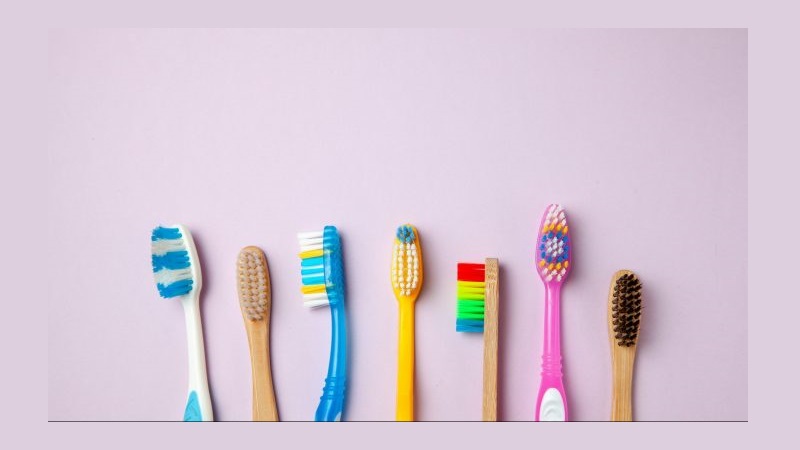 بهترین ایمپلنت اصفهان | بهترین دندانپزشک زیبایی اصفهان | دندانپزشک اصفهان| دندانپزشک کودکان اصفهان | راهنمای انتخاب مسواک و خمیر دندان مناسب برای سنین مختلف