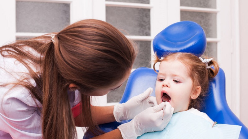 سن مناسب برای اولین مراجعه کودک به دندان‌پزشکی | بهترین دندانپزشک زیبایی اصفهان | دکتر مکانیک | بهترین دندانپزشک اصفهان | بهترین دندانپزشک کودکان اصفهان | دکتر ندا مکانیک