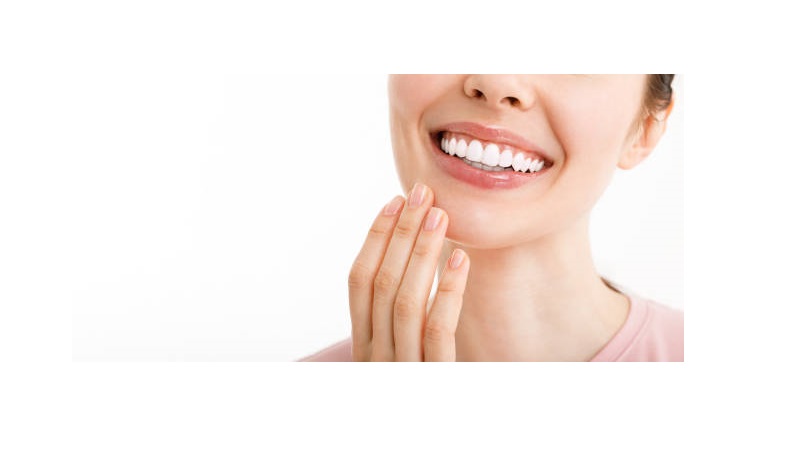 هماهنگی محور طولی دندان‌ها با انحنای لب برای لبخند زیبا | بهترین دندانپزشک زیبایی اصفهان | دکتر ندا مکانیک