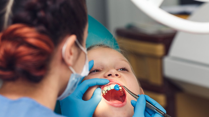 پیشگیری از پوسیدگی دندان کودکان با فلورایدتراپی موضعی | بهترین دندانپزشک کودکان اصفهان | دکتر ندا مکانیک