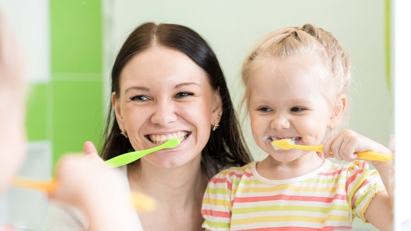 روش‌های بازی‌محور برای یادگیری مسواک زدن به کودکان | بهترین دندانپزشک کودکان اصفهان | دکتر ندا مکانیک