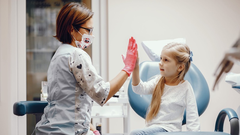 نقش دندانپزشک در تشخیص علائم سندرم کودک مضطرب | بهترین دندانپزشک کودکان اصفهان | دکتر ندا مکانیک