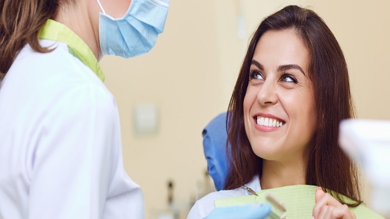 بهترین ایمپلنت اصفهان | بهترین دندانپزشک زیبایی اصفهان | دکتر ندا مکانیک | مزایای انجام ایمپلنت دندان در کلینیک دندانپزشکی مکانیک